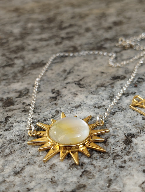 Dettaglio pendente sole in bronzo con quarzo e madreperla - collana Sole di Marzo - margangels.com